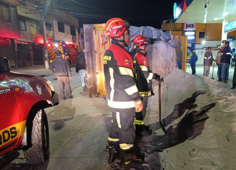 Una volqueta se volcó en el sector de los Dos Puentes, al sur de Quito