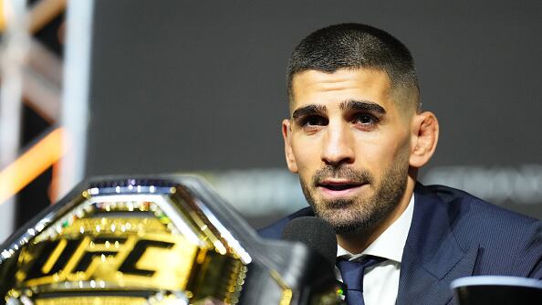 Ilia Topuria se prepara para enfrentarse a Islam Makhachev.