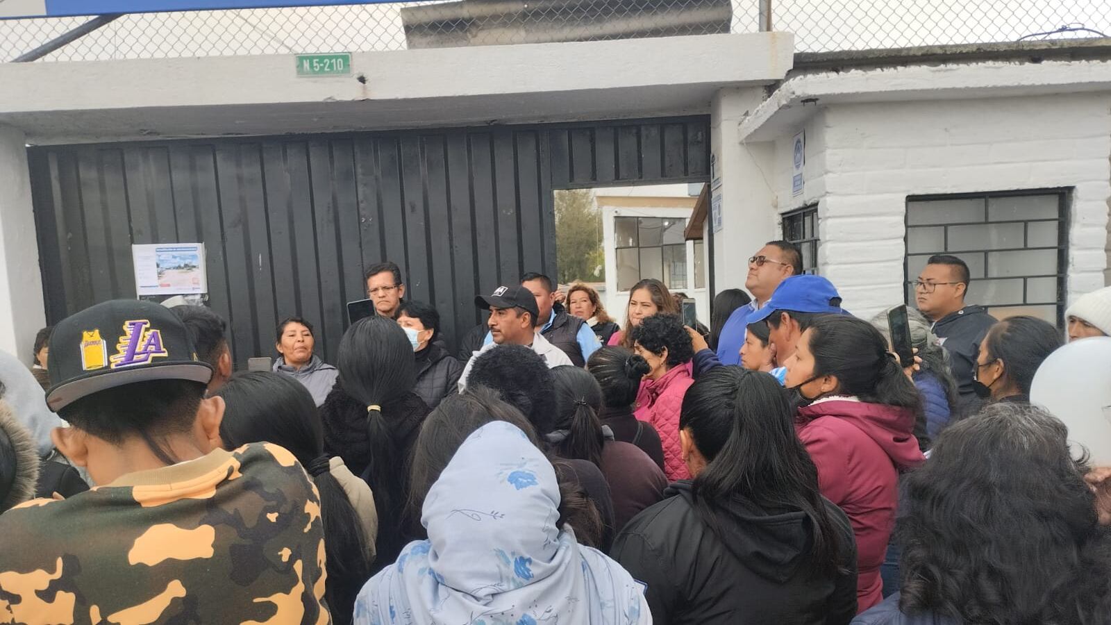 Situación en colegio de Quito preocupa a padres de familia luego de que estudiante fue apuñalado.