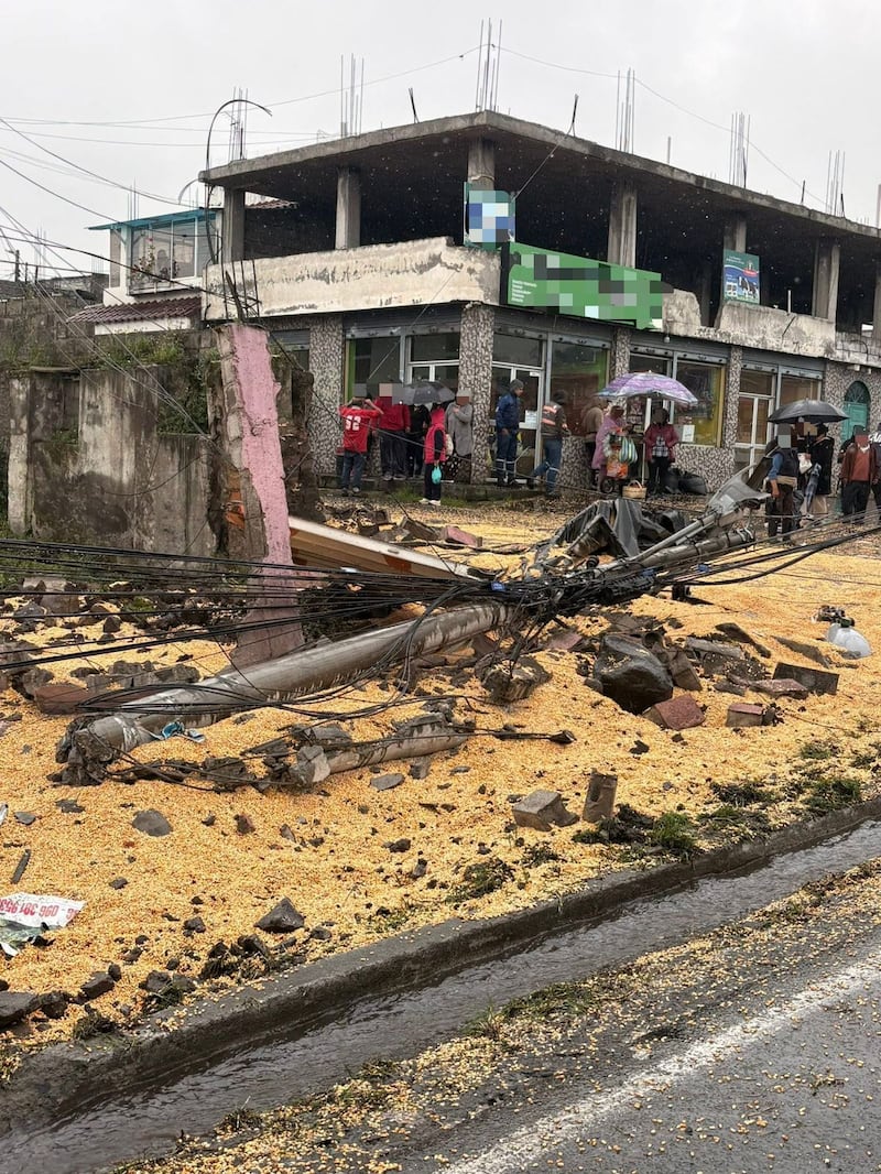 Tráiler se volcó en la vía Alóag – Santo Domingo y causó daños en una vivienda