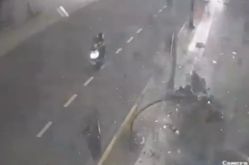 Captan el momento exacto de la explosión que destruyó la fachada de la Arcom en Machala