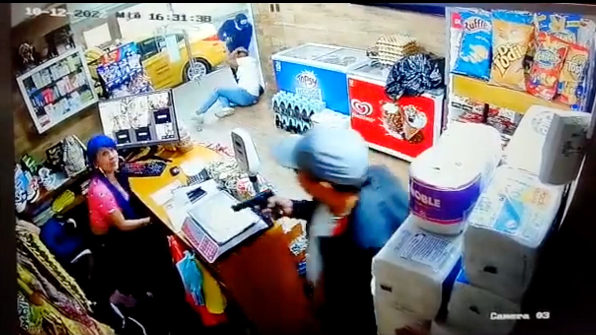 Ladrones armados golpearon fuertemente al dueño de un mini market y se llevaron $16.000 en el sur de Quito