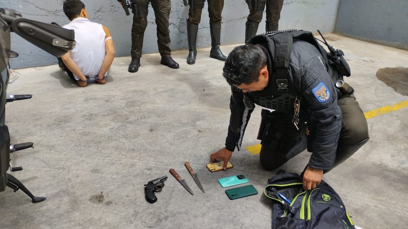 Así fue cómo robaron a mano armada a una mujer en el norte de Quito.