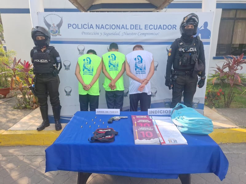 Estudiantes armados dentro de una Unidad Educativa  Fuente: @rgarcia25S