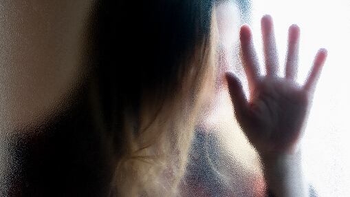 Sujeto irá a juicio por femicidio: habría utilizado una bufanda para acabar con la vida de su pareja.