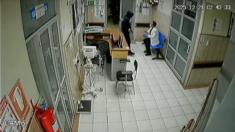 VIDEO : sujetos se hacen pasar por pacientes para robar un centro de salud en Quito