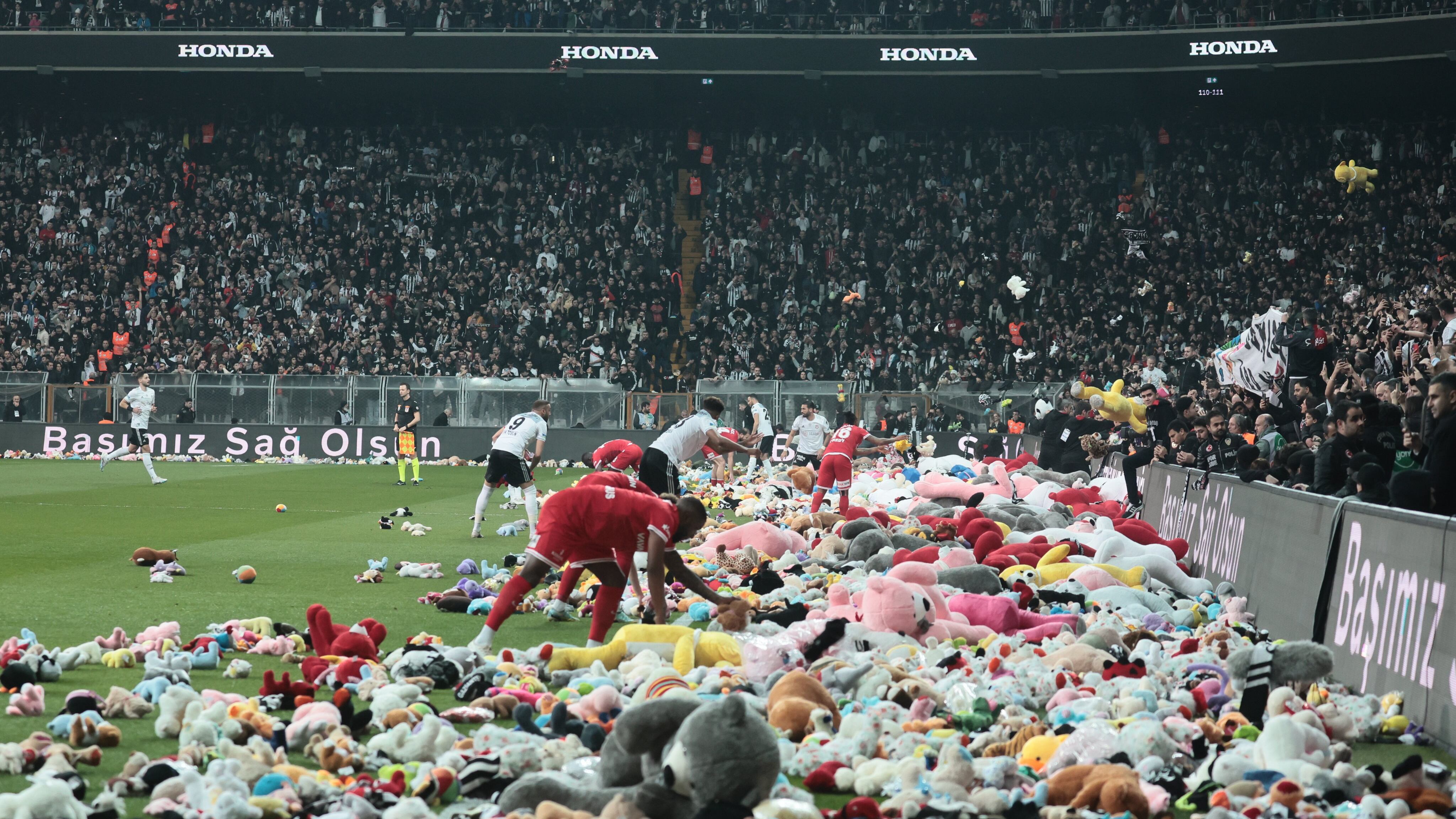 Cientos de peluches fueron lanzados a cancha de futbol en Turquía