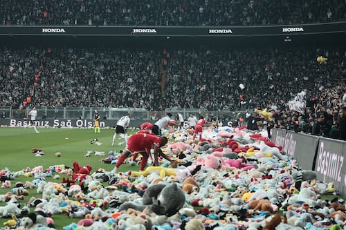 Cientos de peluches saltaron a la cancha del Besiktas para los niños sobrevivientes de Turquía