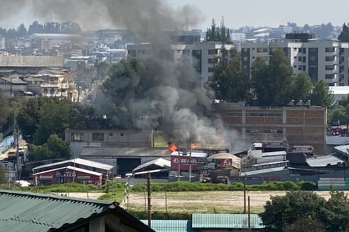 Incendio estructural cerca de la estación de buses en la Río Coca, así terminó el lugar