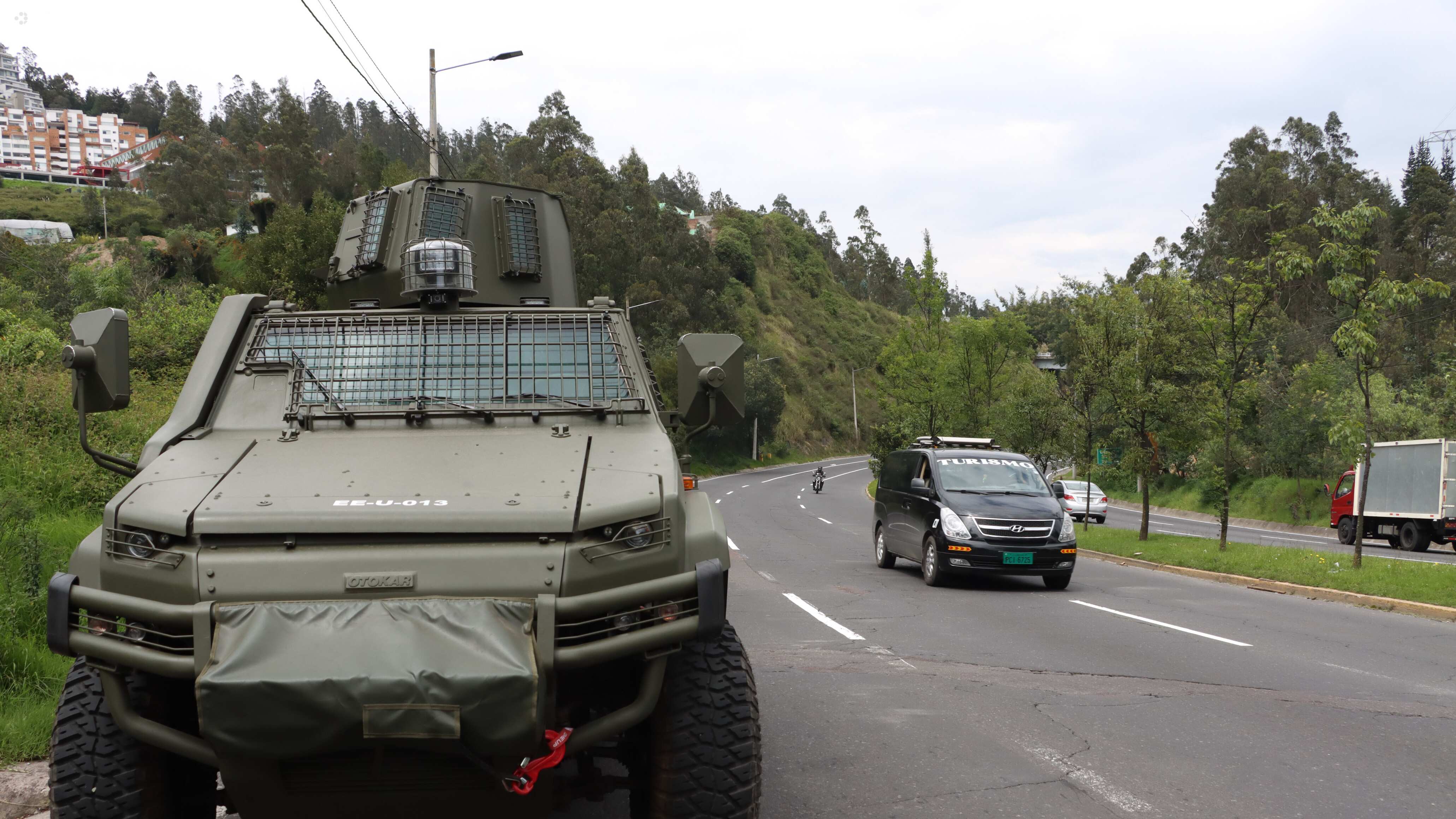 Militares realizan un recorrido de seguridad en el norte de la ciudad de Quito
