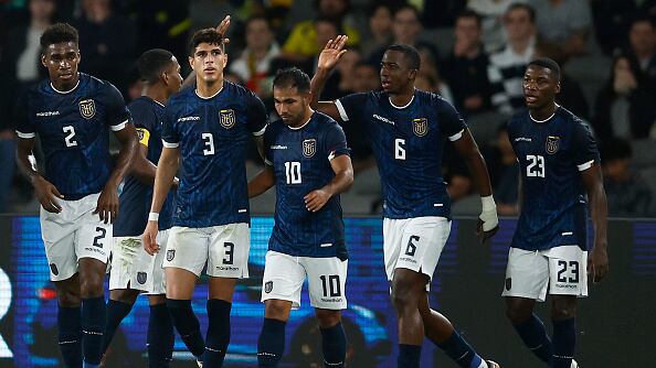 William Pacho festeja su primer gol con la camiseta de La Tri