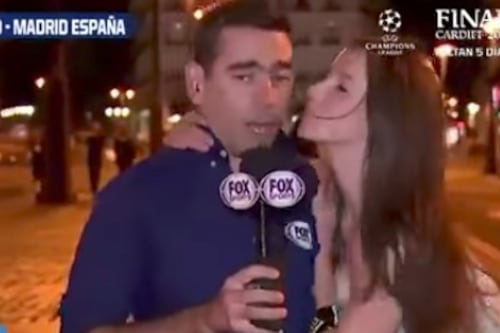 Mujer sorprende a reportero y le planta beso en plena transmisión