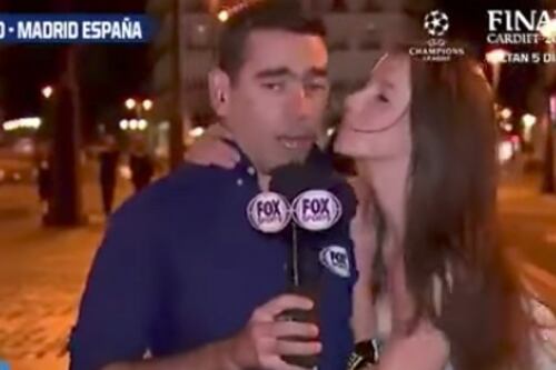 Mujer sorprende a reportero y le planta beso en plena transmisión