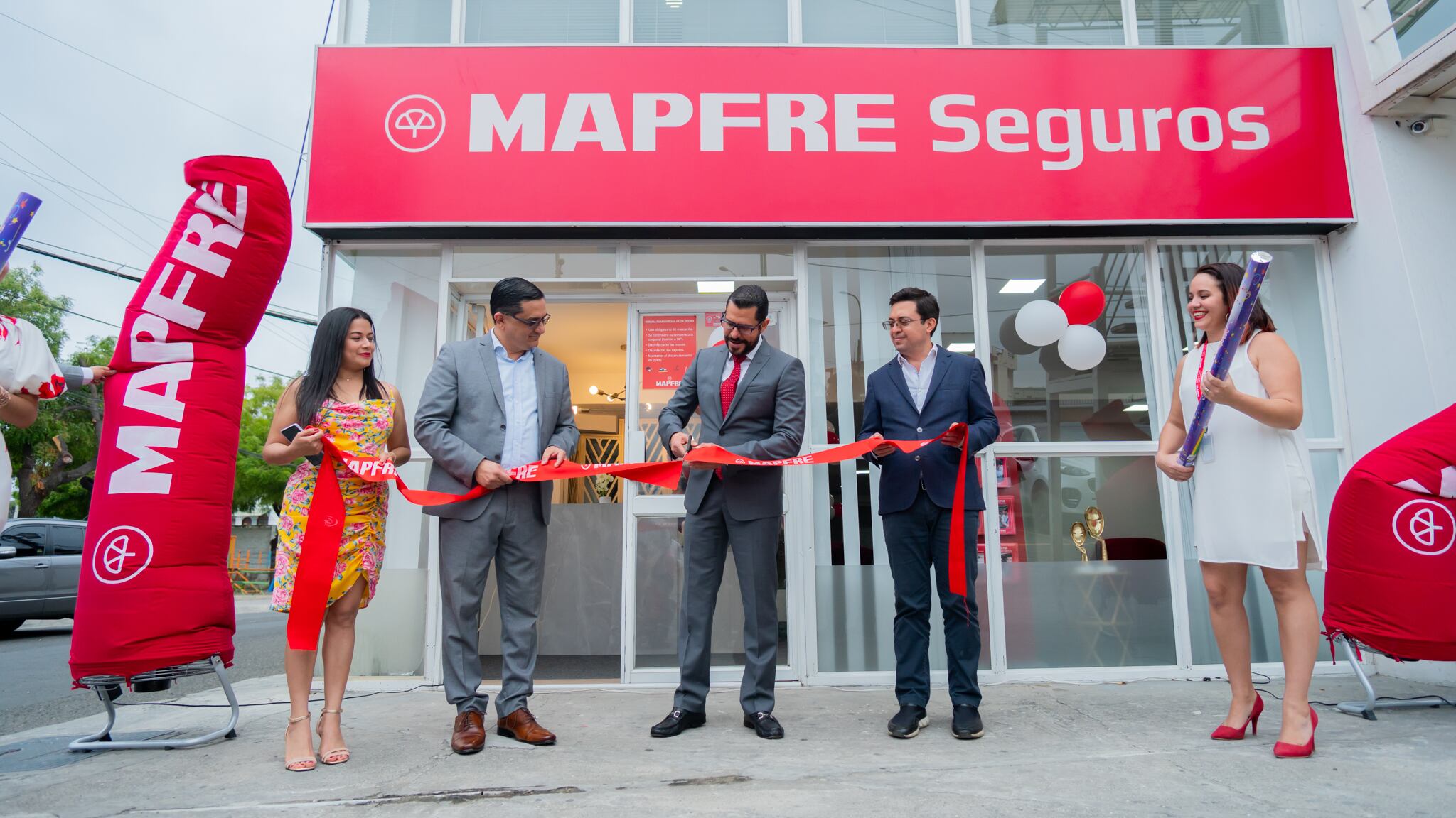 Silvia Ávila, Omar Vargas, Roy Medina, Juan Francisco Núñez y Vielka Alcívar, durante la inauguración de la oficina en Manta.
