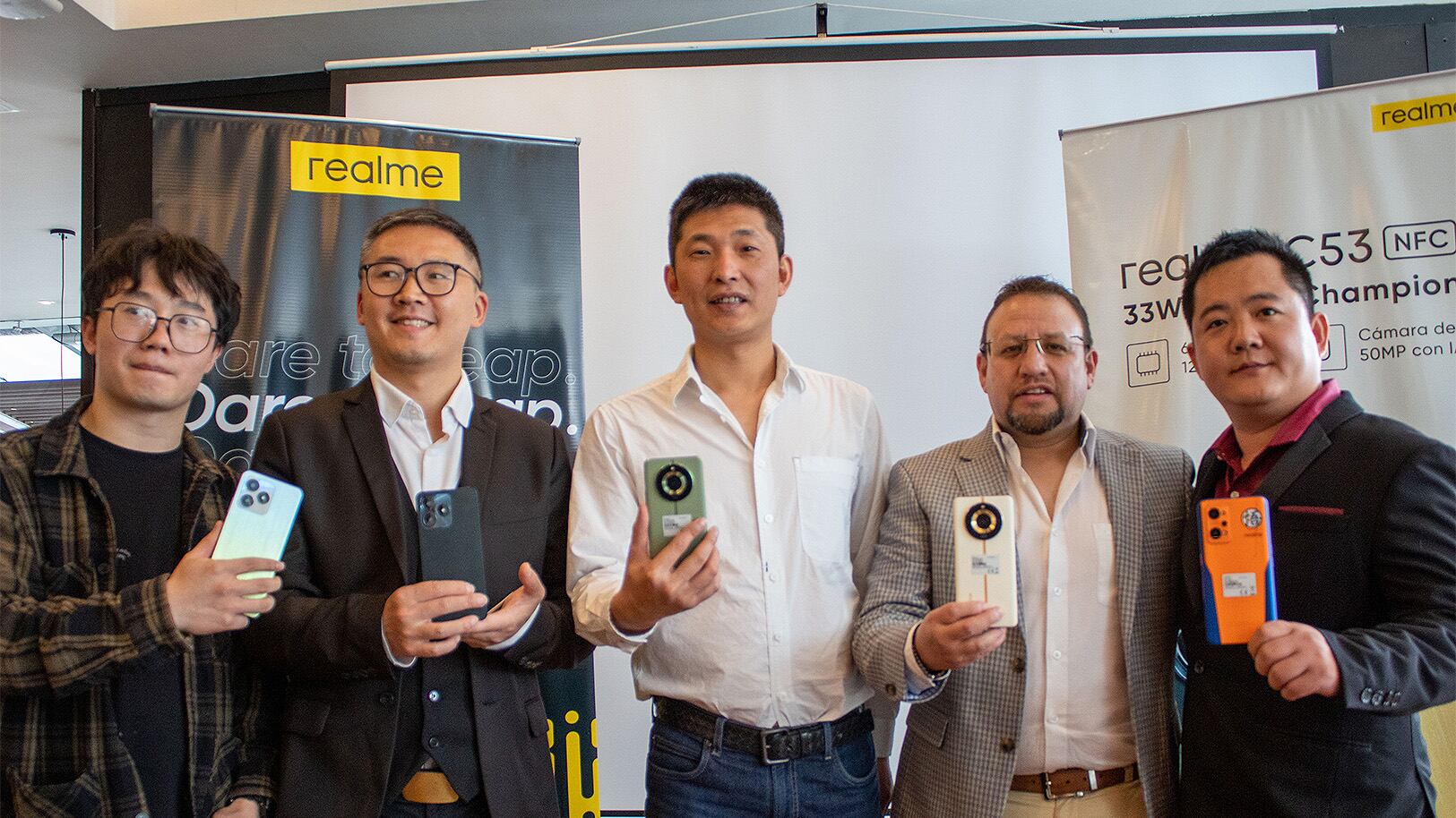 Alonso Ruan, Marketing Manager; Masun Sun, Country Manager; Carbon Zhang, CEO Evotech Latinoamérica; Juan Manuel Barrera, Gerente Comercial y; Simon Zhang, CEO Realme Ecuador.