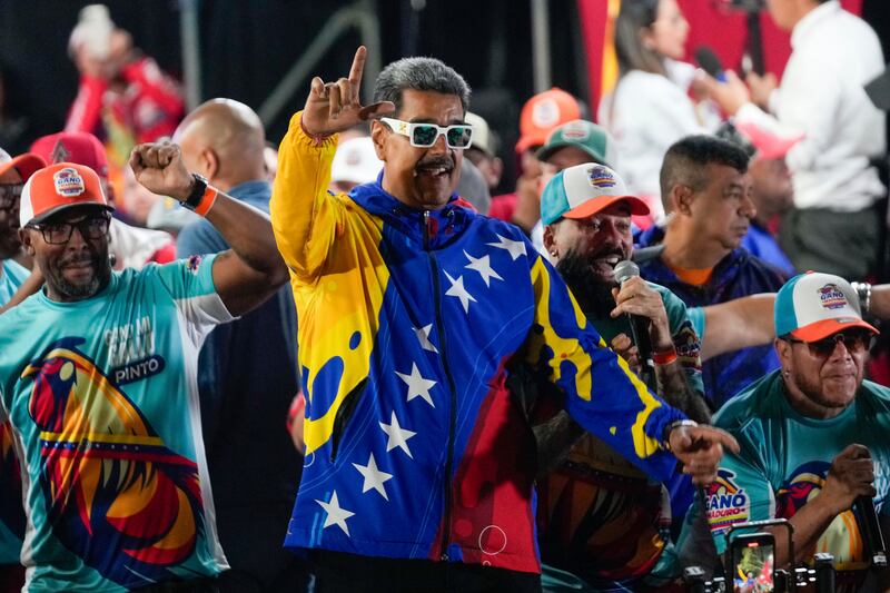 El presidente Nicolás Maduro baila frente al palacio presidencial de Miraflores después de que las autoridades electorales lo declararan ganador de las elecciones