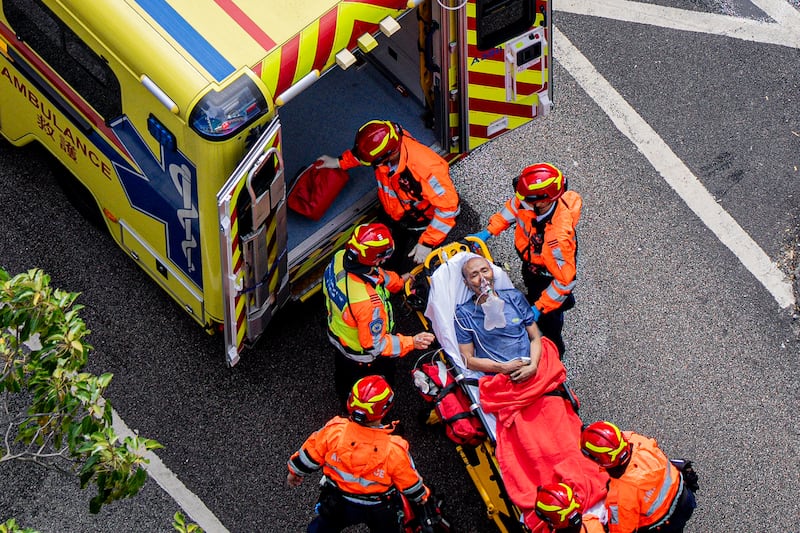 Bomberos y equipos de emergencia luchan por rescatar sobrevivientes tras el devastador incendio que consumió siete edificios en Hong Kong.