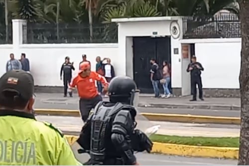 Fuertes enfrentamientos entre hinchas de El Nacional y Liga de Quito a las afueras del Atahualpa