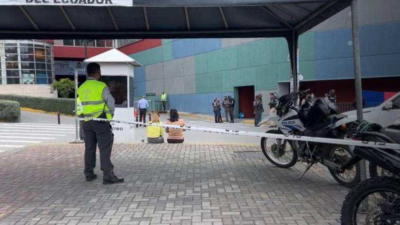 Asesinan a un joven por no dejarse robar el celular en un centro comercial del sur de Quito. Lo apuñalaron en el cuello