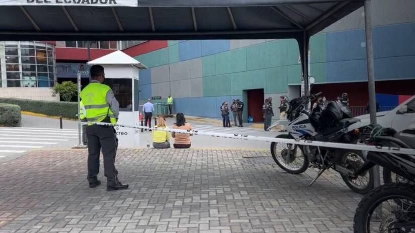 Asesinan a un joven por no dejarse robar el celular en un centro comercial del sur de Quito. Lo apuñalaron en el cuello