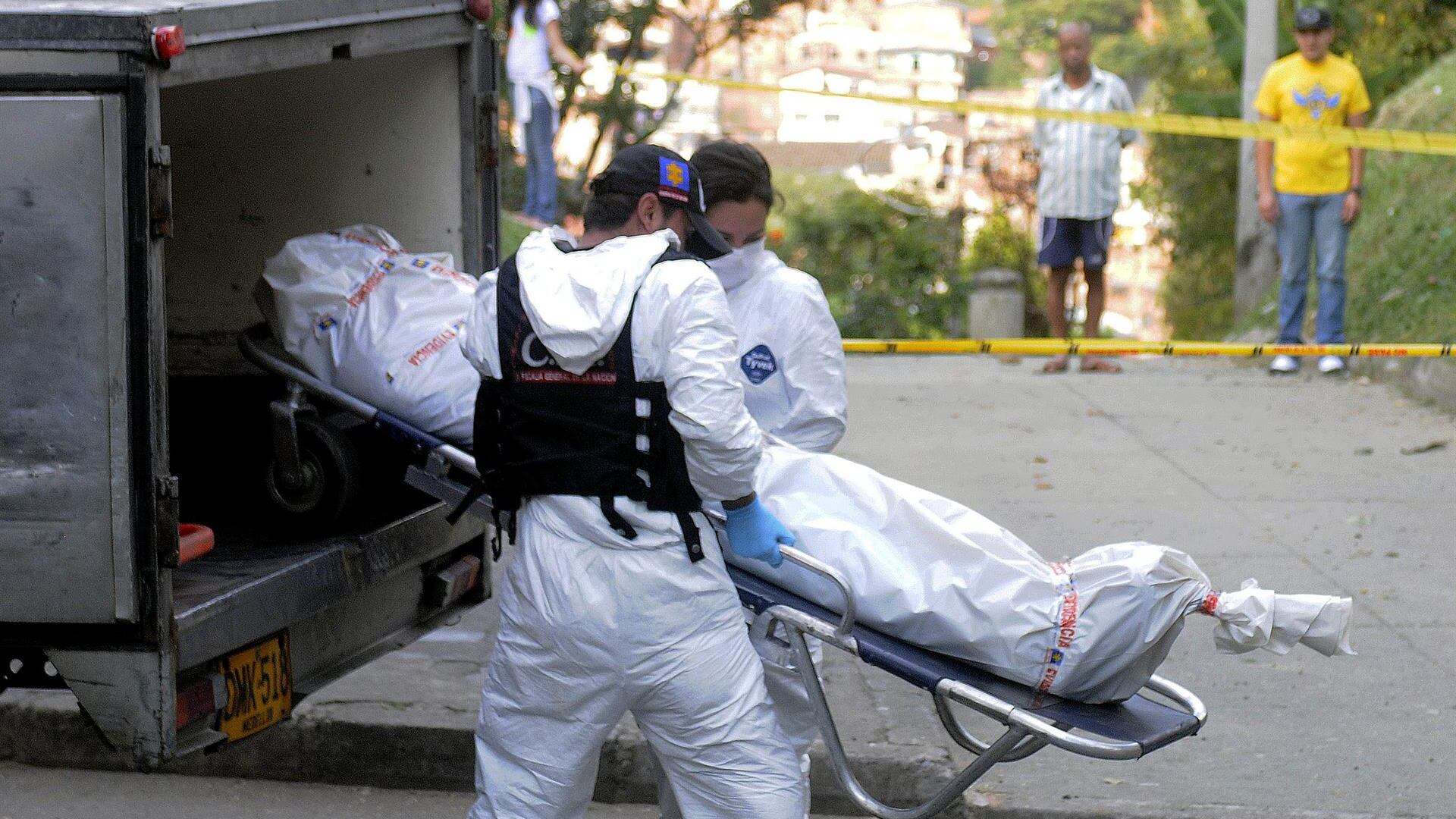 Fotografía del pasado 17 de febrero de 2013, de miembros de la Fiscalía colombiana que realizan el levantamiento de los cuerpos de los niños Esleider Asprilla y Esteban Álvarez, quienes aparecieron en una fosa común en el barrio Belén en Medellín (Colombia).