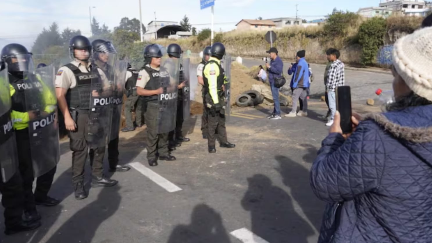 Varias vías del país registran cierres y restricciones por deslizamientos y manifestaciones