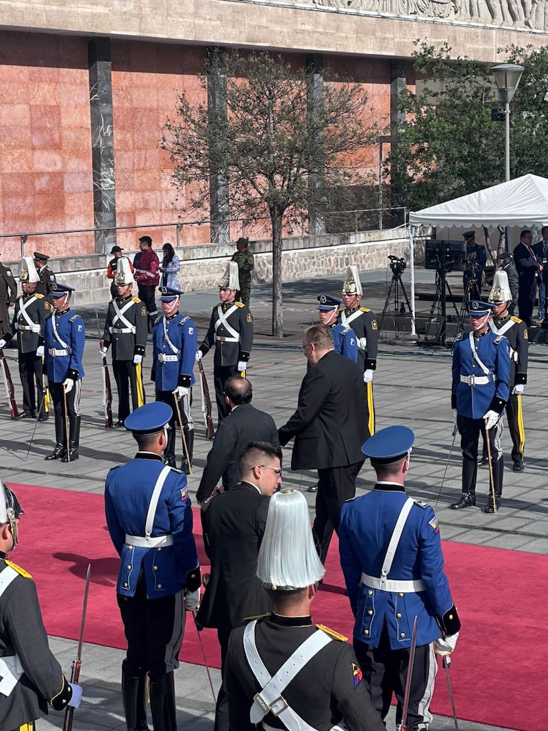 ¿Por qué el traje oscuro prima en hombres en la posesión presidencial de Daniel Noboa?