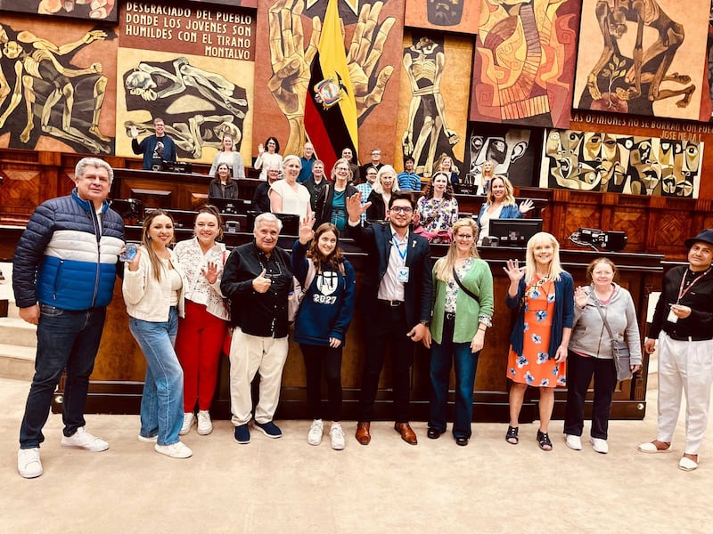 En su visita a Ecuador, también asistieron a la Asamblea Nacional.