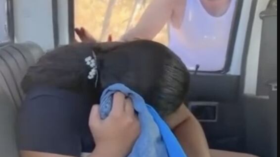 Mujer pilló a su marido infiel en el auto