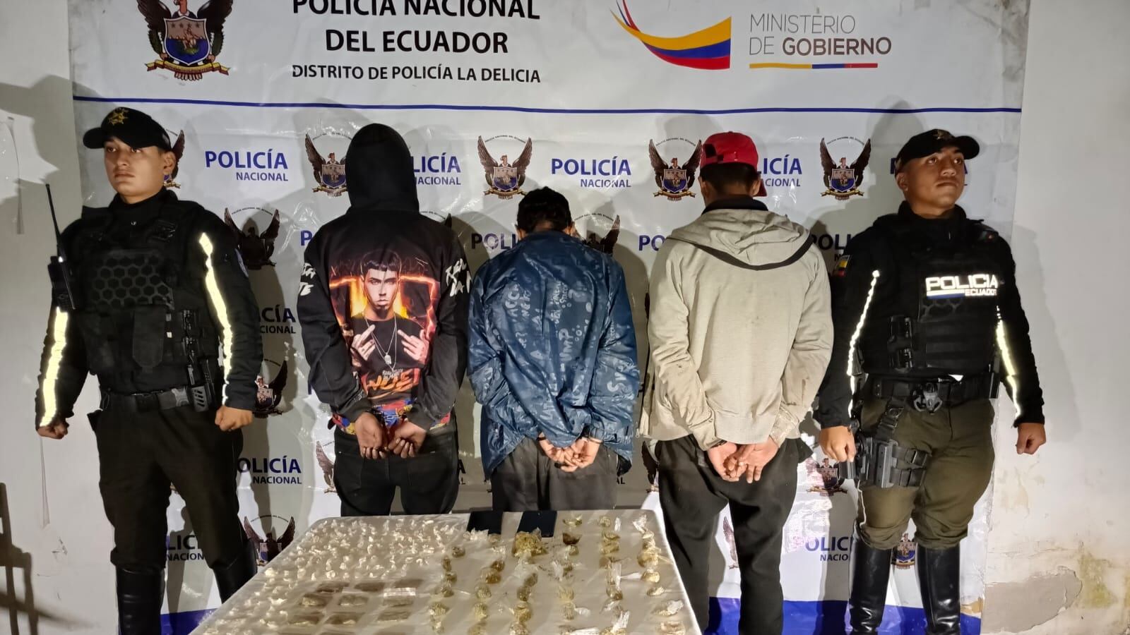 Así fue cómo sujetos con drogas quisieron evadir a policías en el norte de Quito