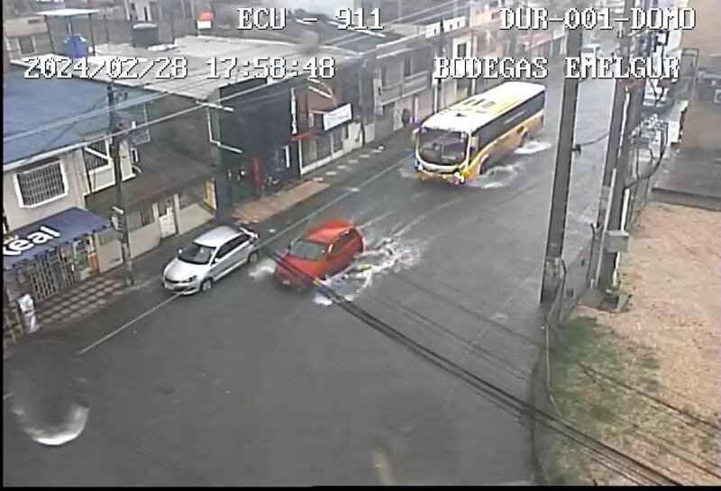 Inundaciones en Guayaquil por fuerte lluvia