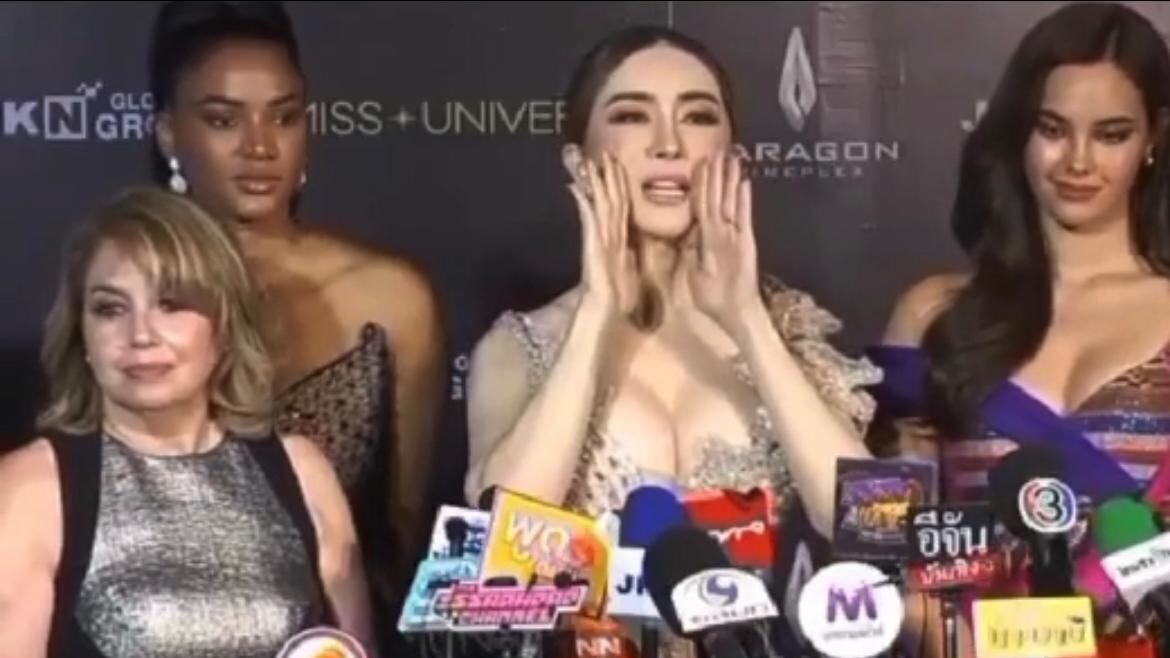 La presidenta de Miss Universo, Paula Shugart, y la nueva dueña del certamen junto a varias exreinas.