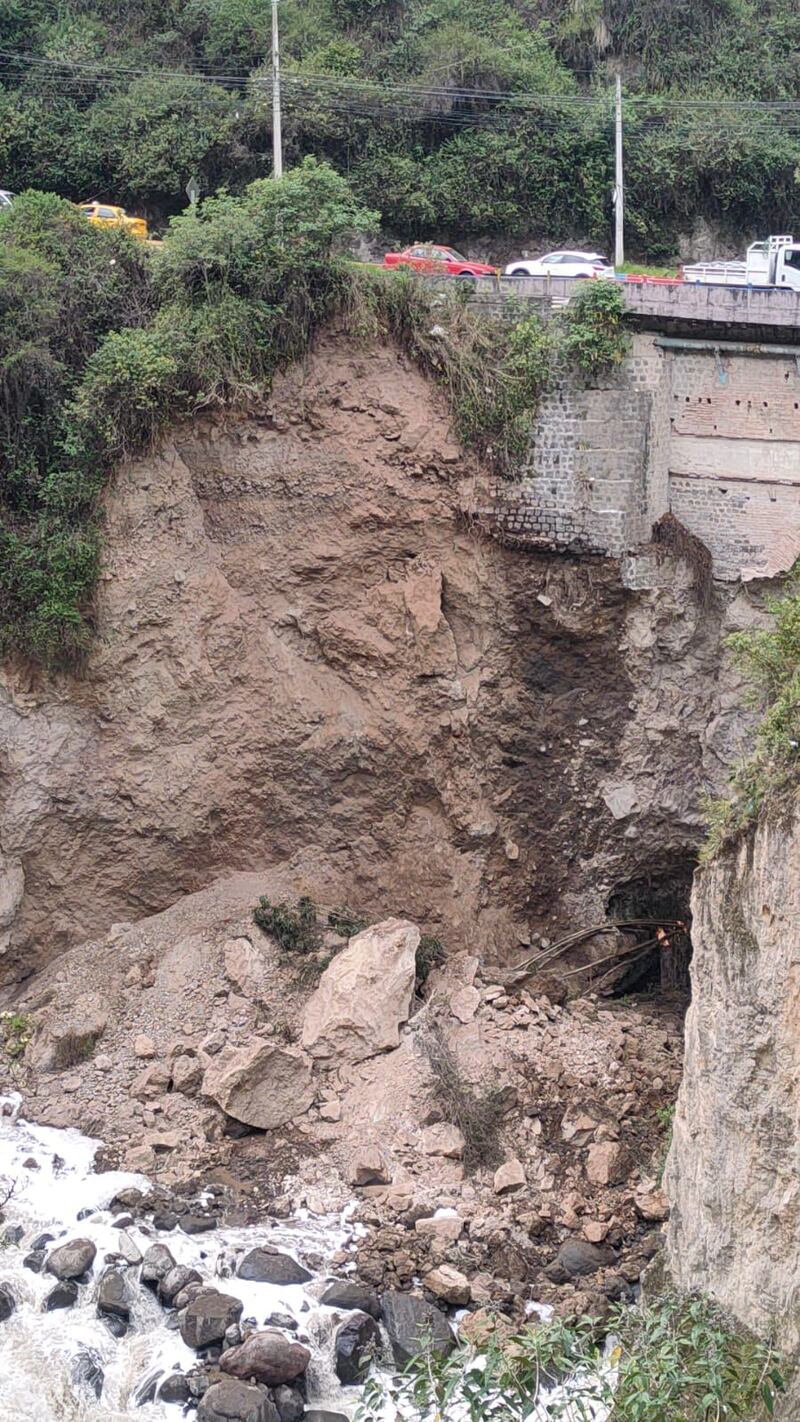 Deslizamiento de tierra Guápulo a la altura del puente del Machángara