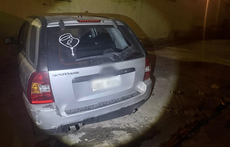Lo que descubrió la Policía tras el abandono de un vehículo durante dos días en un mercado del sur de Quito