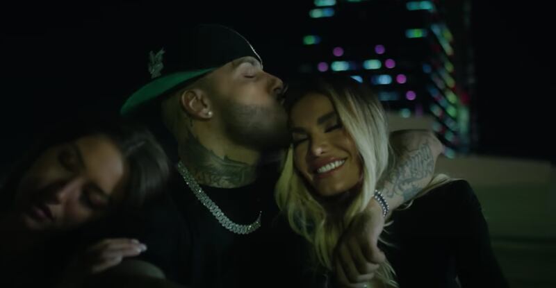 "Nicky Jam y Aleska Guzmán".