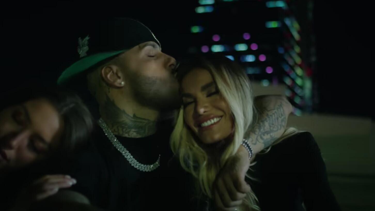 "Nicky Jam y Aleska Guzmán".