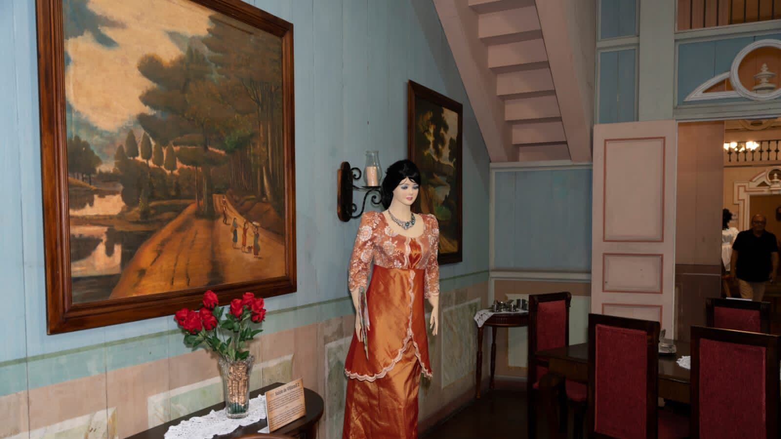 El museo está ambientado con utilería y vestuario de la época.