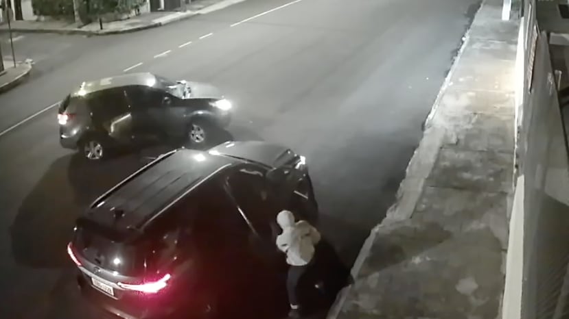 delincuentes robaron un vehículo y agredieron a sus ocupantes en el norte de Quito.