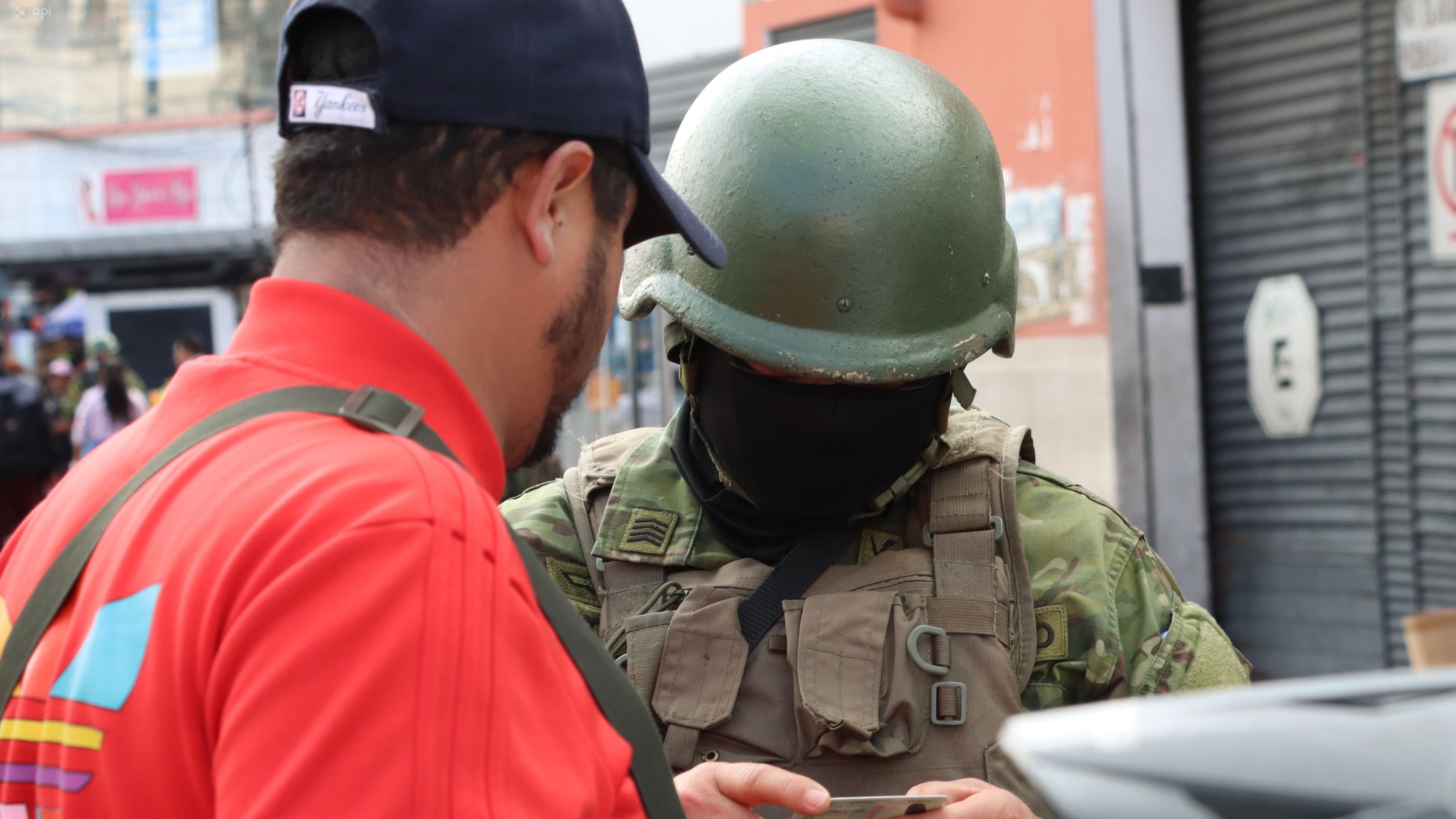 Recorrido de seguridad del equipo de combate de la Primera División de Ejército Shyris, en el sector de la Marín, San Roque, Plaza Grande, Ipiales.