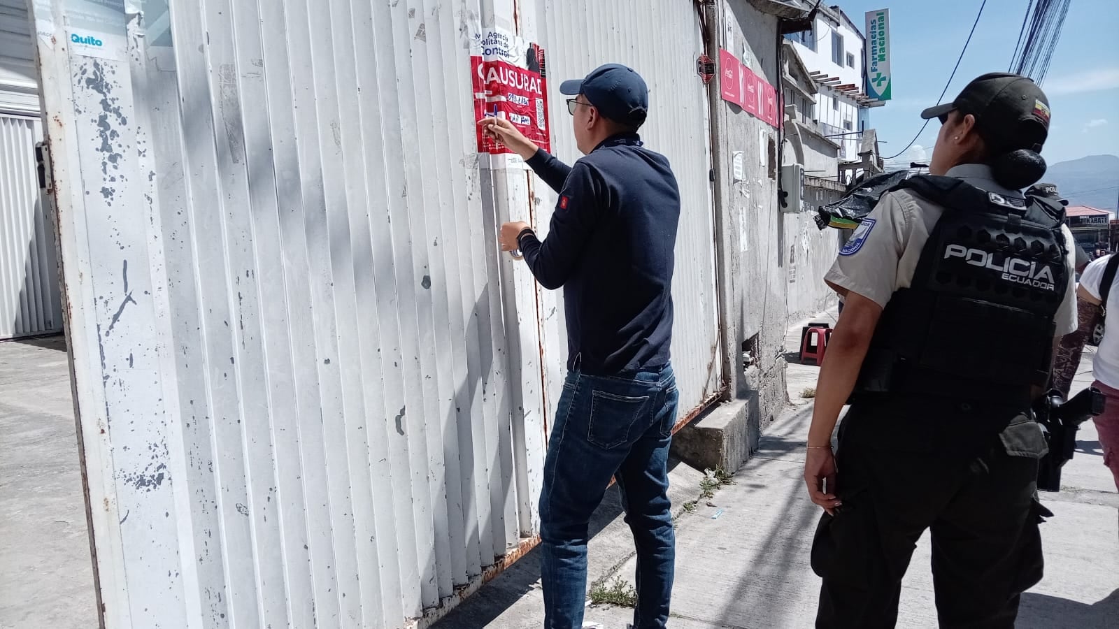 Clausuran cachinería en Calderón, Quito, tras hallar 68 radios de vehículos