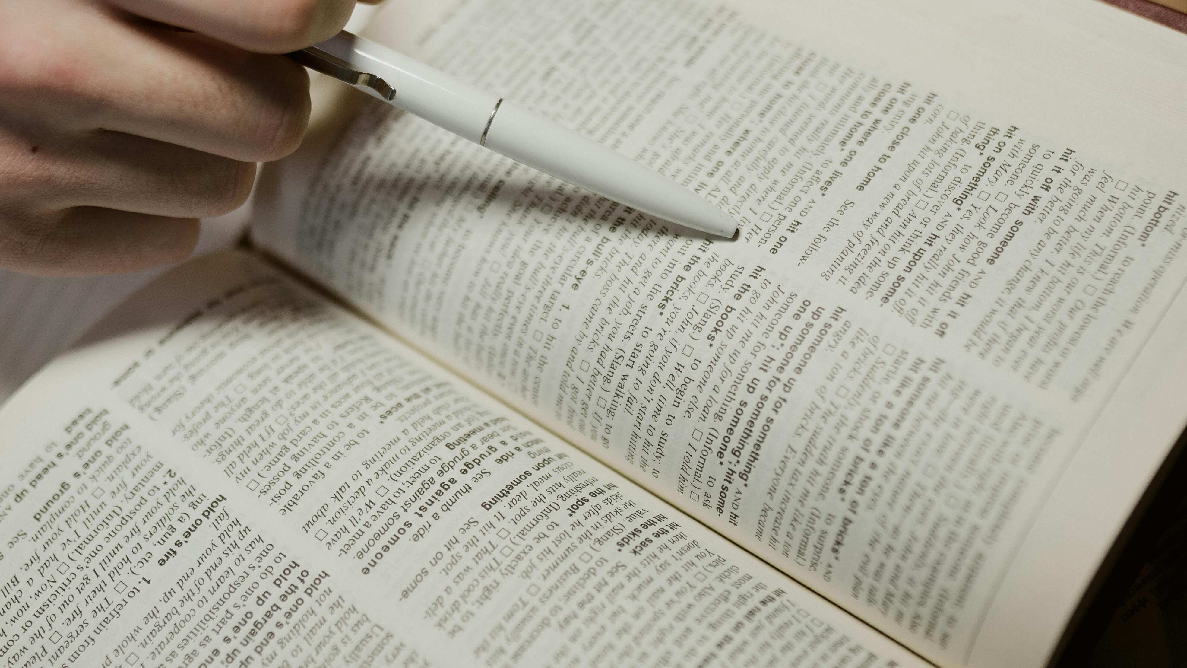 ¿Es correcto el plural «gentes»?