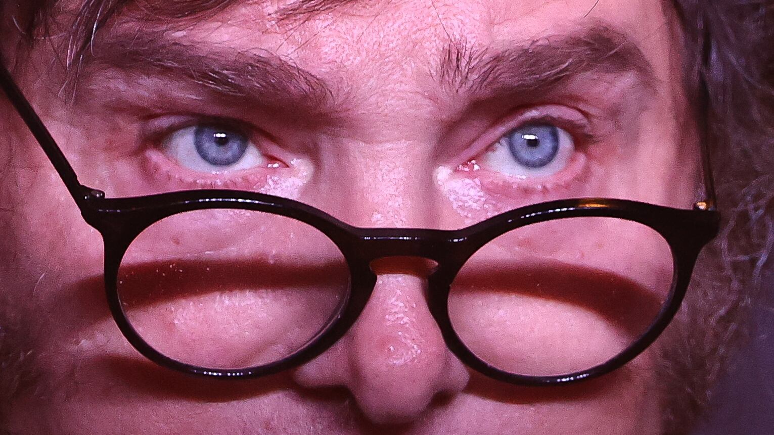 -FOTODELDÍA- AME8259. BUENOS AIRES (ARGENTINA), 19/11/2023.- Primer plano del rostro del presidente electo de Argentina, Javier Milei, durante su discurso en el "búnker" electoral tras conocer los resultados que le dieron como ganador del balotaje, hoy, en Buenos Aires (Argentina). Milei advirtió este domingo que "no hay lugar para la tibieza" o "las medias tintas" en referencia a las reformas estructurales que propone para Argentina. Milei derrotó este domingo al oficialista Sergio Massa, y será el próximo presidente de Argentina a partir del próximo 10 de diciembre. EFE/ Juan Ignacio Roncoroni