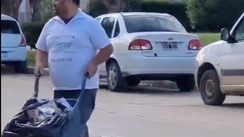 Pagó la luz con billetes dentro de una carretilla