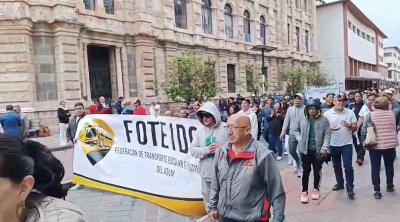 Protesta de transportistas en el Centro Histórico de Cuenca exige derogatoria del incremento del diésel.