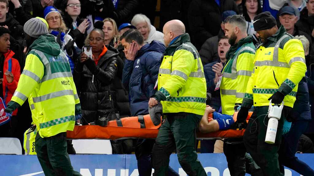 Cesar Azpilicueta salió con asistencia médica tras el golpe