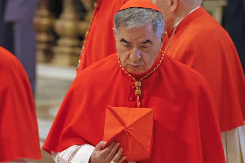 El cardenal Giuseppe Becciu rinde homenaje al cuerpo del papa Francisco en la Basílica de San Pedro del Vaticano el 23 de abril de 2025