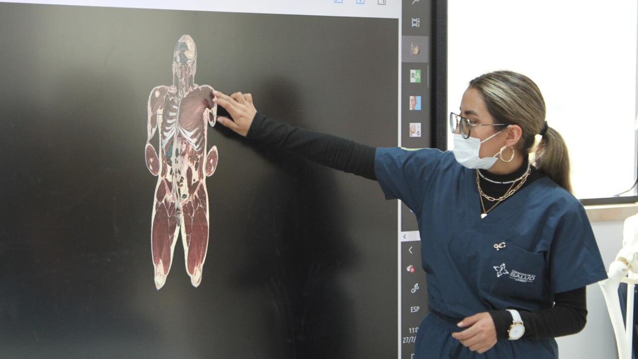 Alta tecnología y simuladores se utilizan para formar a los futuros médicos del país