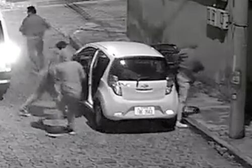 VIDEO: el momento en que taxista informal sufrió violento asalto en el norte de Quito
