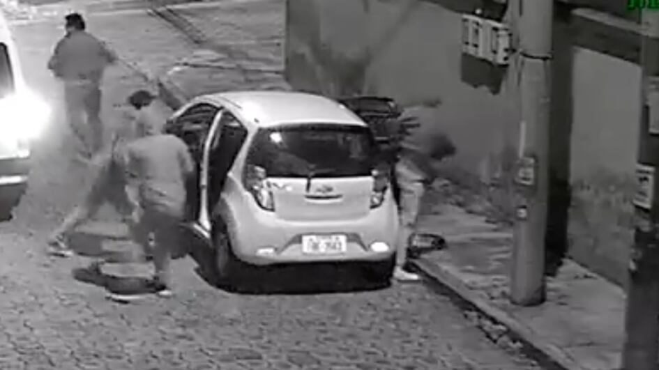 VIDEO: el momento en que taxista sufrió violento asalto en el norte de Quito.