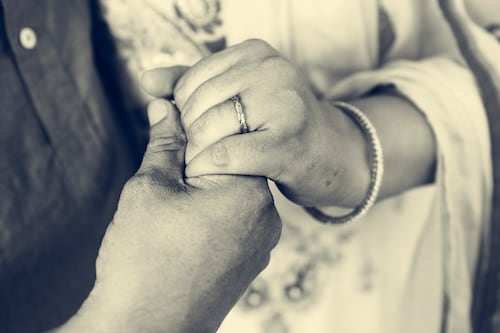 Justicia de país europeo determinó que beso en la mano puede ser agresión sexual si no hay consentimiento